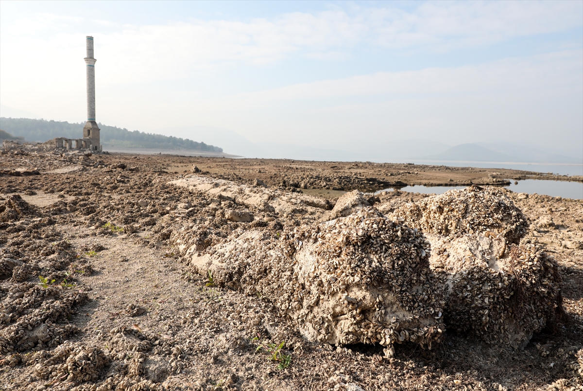 Baraj suları çekildi, köyün kalıntıları ortaya çıktı