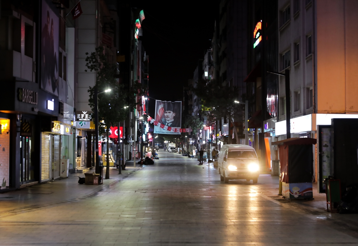 İzmir'de cadde ve sokaklar sessizliğe büründü