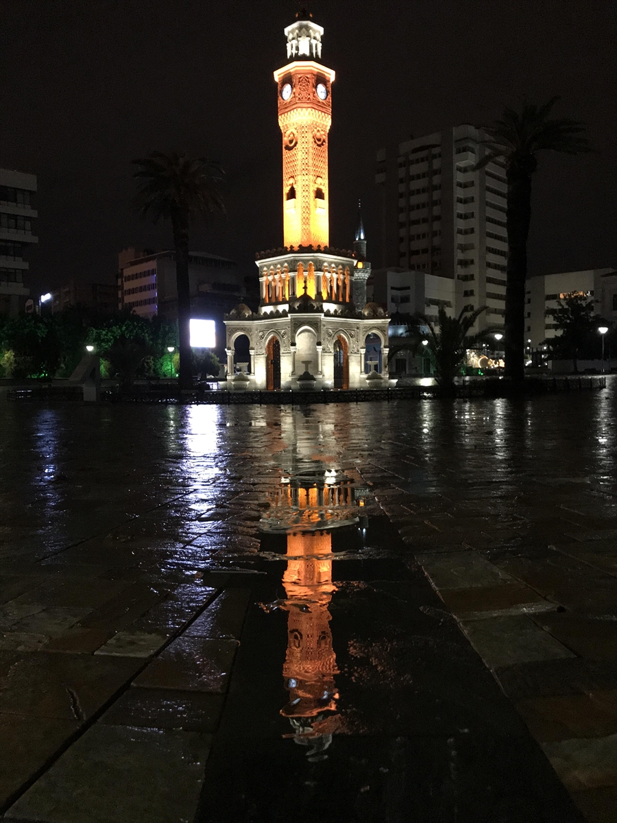 İzmir'de sağanak yağış etkili oldu!