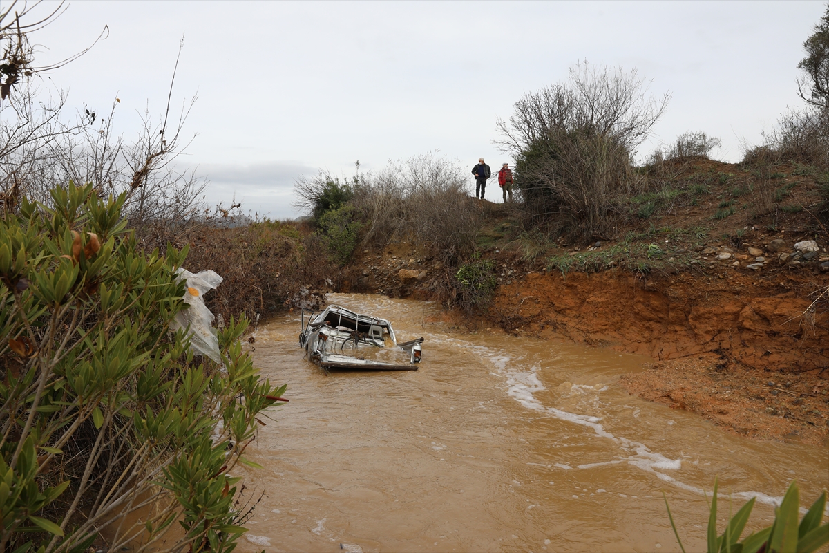 Menderes'te sel felaketi: İki kişi hayatını kaybetti