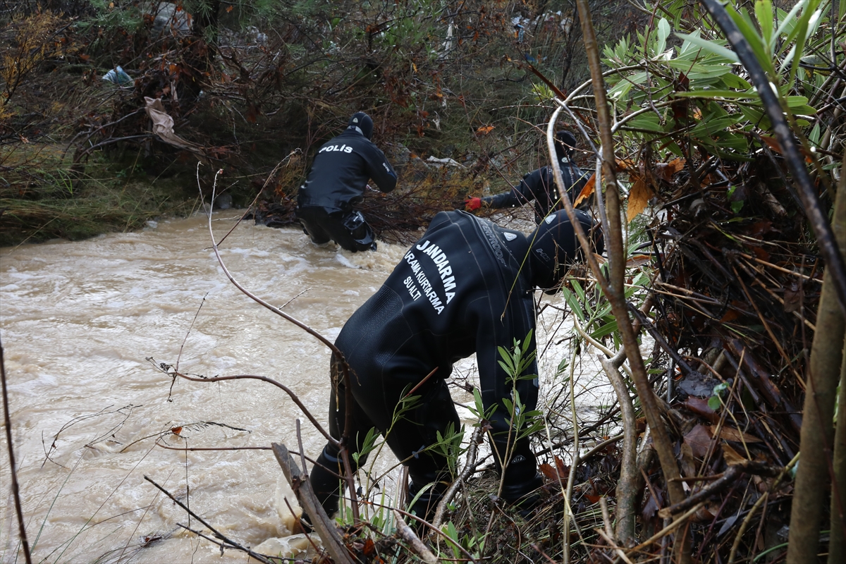 Menderes'te sel felaketi: İki kişi hayatını kaybetti