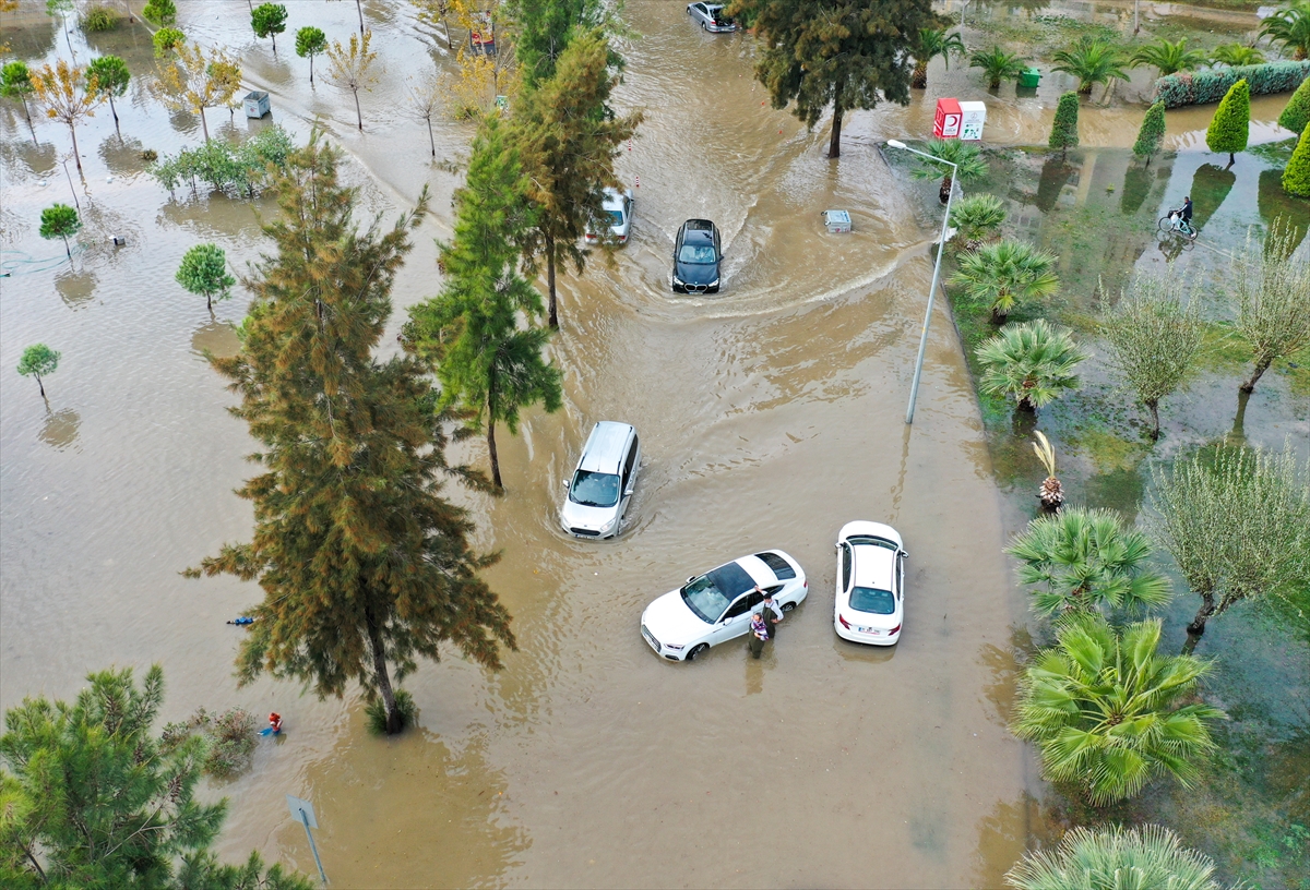 Mavişehir'de denizin taşması sonucu araçlar su altında kaldı