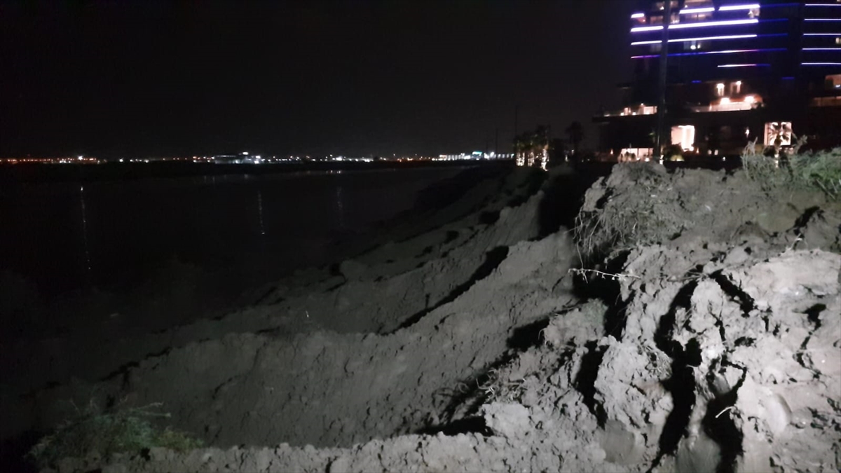 İzmir'de sahile kumdan set çekildi!