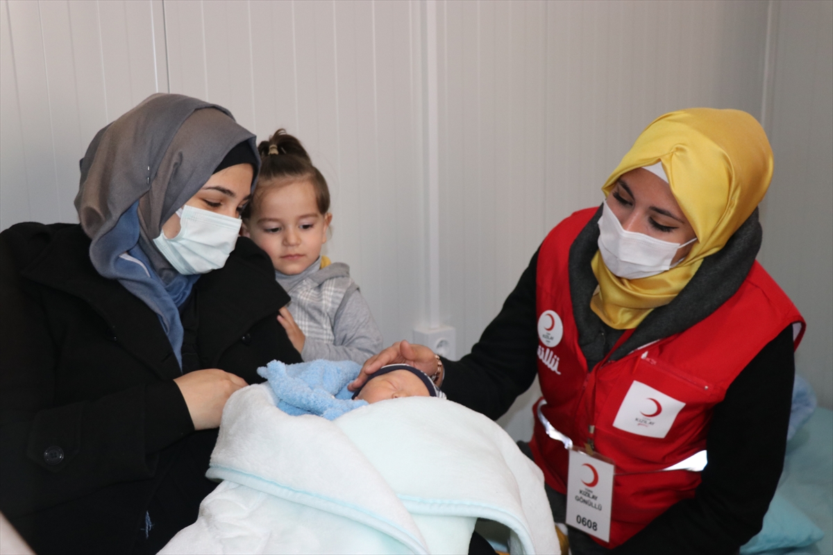 İzmir'deki konteyner kentin 'ilk bebeği'