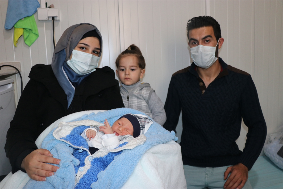 İzmir'deki konteyner kentin 'ilk bebeği'