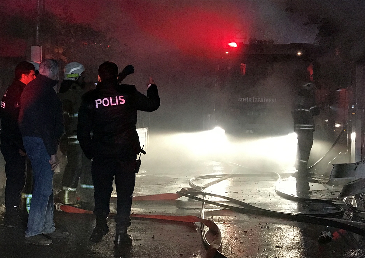 İzmir'de çıkan yangında mahsur kalanları komşuları kurtardı!