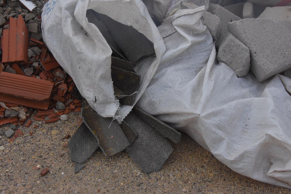 İzmir'de kaçak moloz dökülen ormanlık alanda 'asbest' tehlikesi