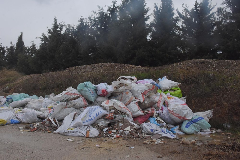 İzmir'de kaçak moloz dökülen ormanlık alanda 'asbest' tehlikesi
