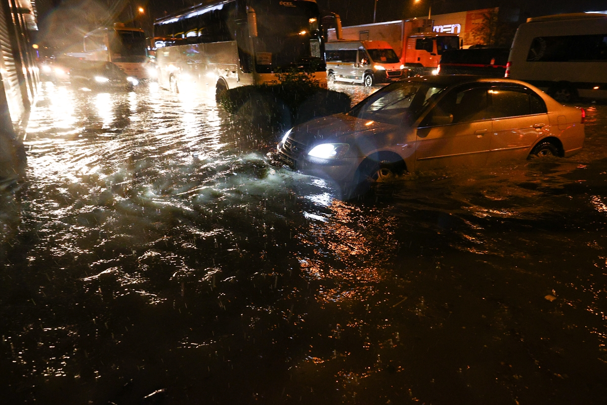 İzmir'de sağanak, sel ve su baskınlarına neden oldu