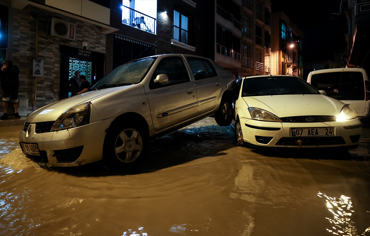 İzmir'de sağanak, sel ve su baskınlarına neden oldu