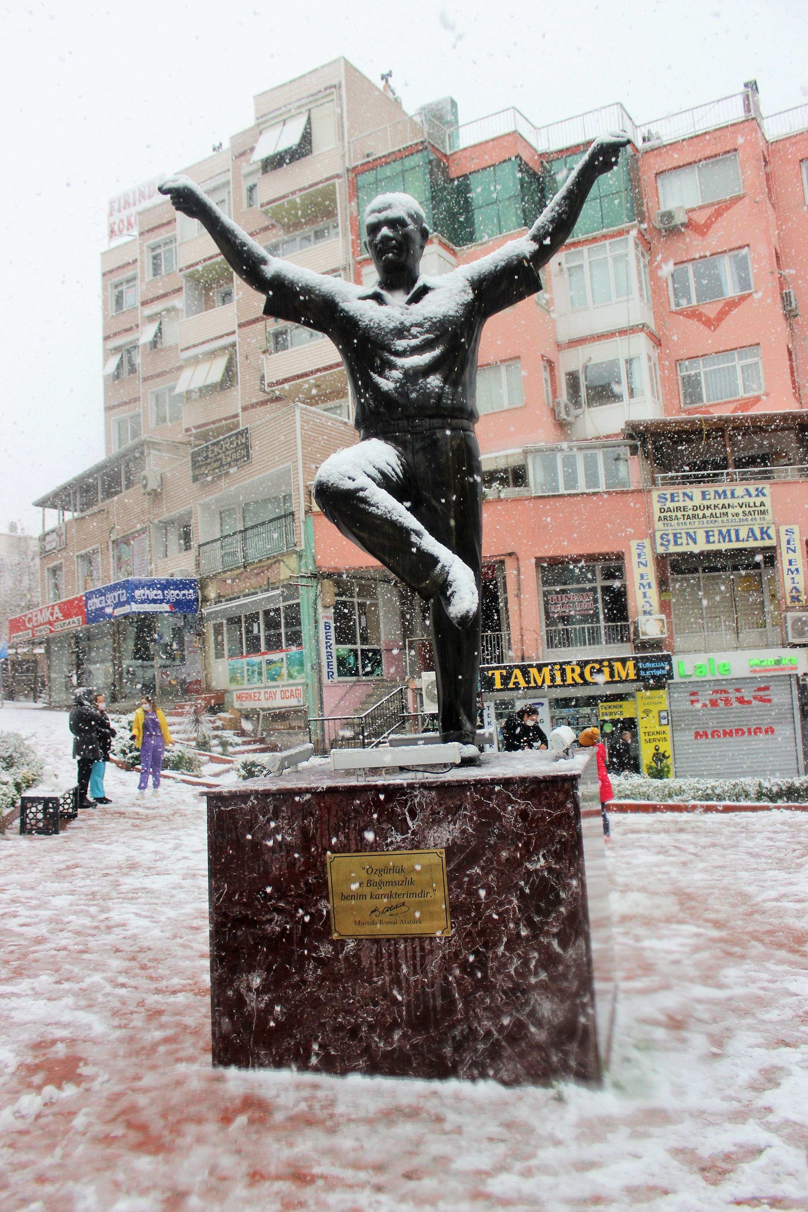 İzmir'de yüksek kesimlerde kar yağışı etkili oluyor