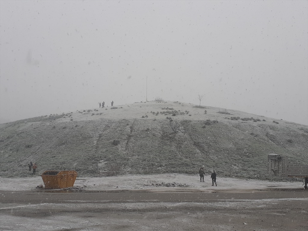 İzmir'de yüksek kesimlerde kar yağışı etkili oluyor