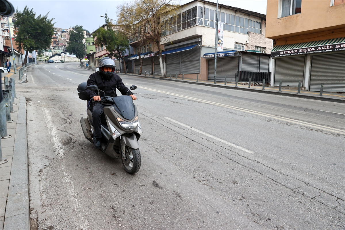 Motosikletli kurye sokak hayvanları için yollara düşüyor