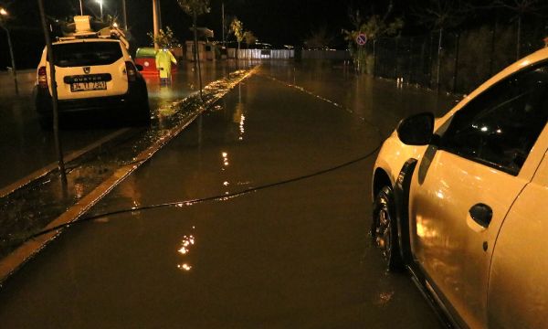 Mavişehir'de denizin taşması sonucu araçlar su altında kaldı
