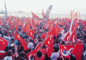İzmir'de binler teröre karşı Cumhuriyet Meydanı'na yürüdü