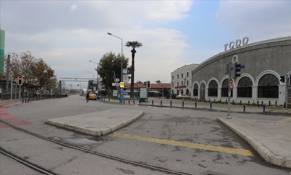 İzmir'de sokağa çıkma kısıtlamasıyla sessizliğe büründü