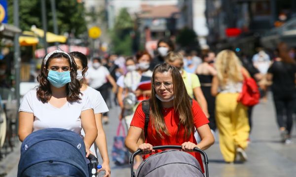 İzmir'de maske takma zorunluluğuna uyan yok!