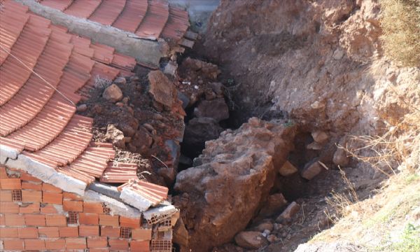 İzmir'de heyelandan zarar gören evlerde yaşayanlar tedirgin