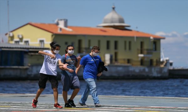 İzmir'de 15-20 yaş arasındaki gençler sahilde koştu