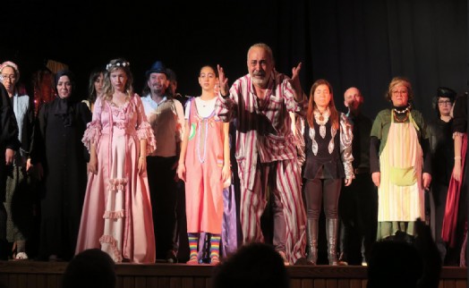 Foça Belediyesi 'Dünya Tiyatro Günü'nü kutladı
