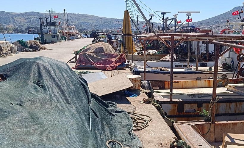 Av yasağı başladı; Foça'da tekneler kıyıya çekildi