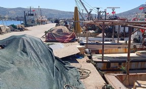 Av yasağı başladı; Foça'da tekneler kıyıya çekildi