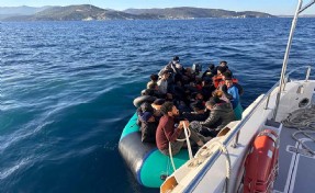 Foça'da 6'sı çocuk 57 kaçak göçmen yakalandı