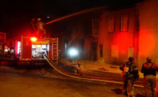 İzmir’de tekstil atölyesinde yangın; çevredeki binalarda oturanlar tahliye edildi