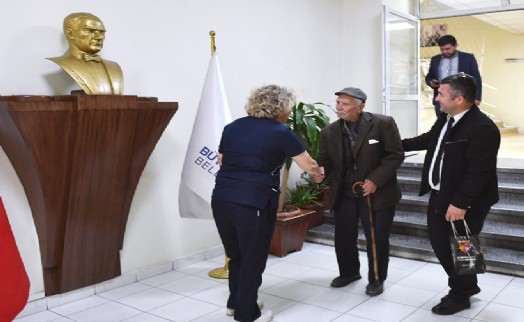 Kulakları duymayan 86 yaşındaki Cemil Amca Eşrefpaşa Hastanesi’nde tedavi oldu