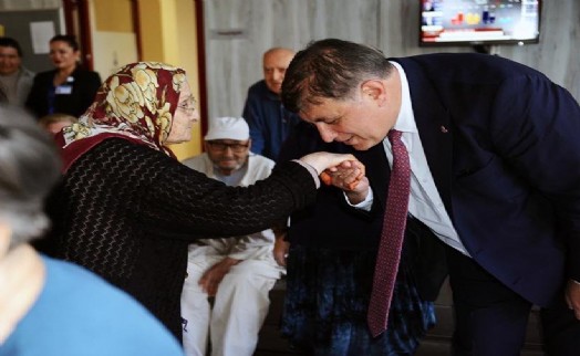 Tugay seçim öncesi sözünü tuttu: Huzurevi sakinlerinin elini öptü