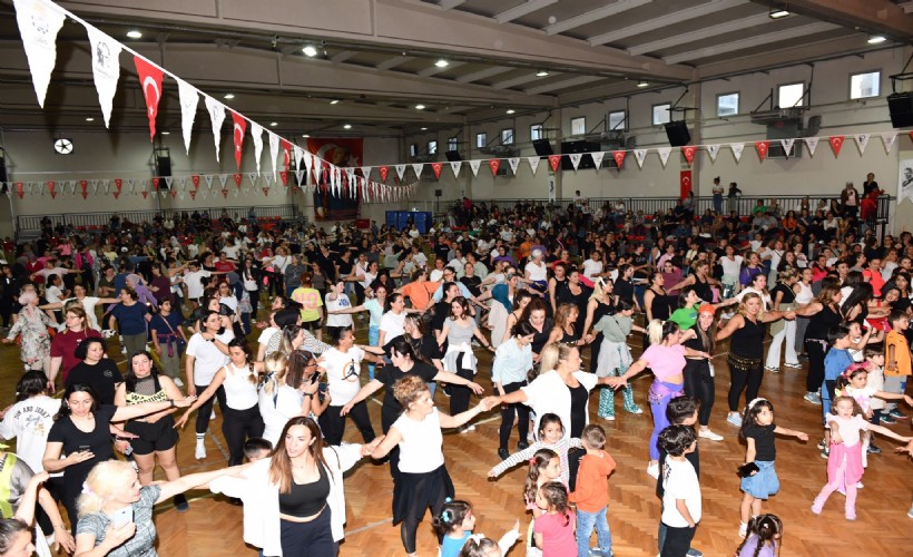 Çiğli’de 19 Mayıs coşkusu dans gösterisiyle zirve yaptı