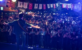 Gençlik coşkusu Bornova sokaklarında yükseliyor