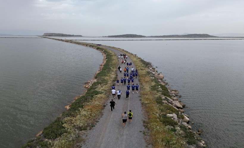 İzmir Kuş Cenneti'nde Ata’ya Saygı Yürüyüşü