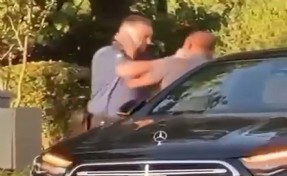 Biri polis memuru, 2 sürücünün yumruklu kavgası kamerada!
