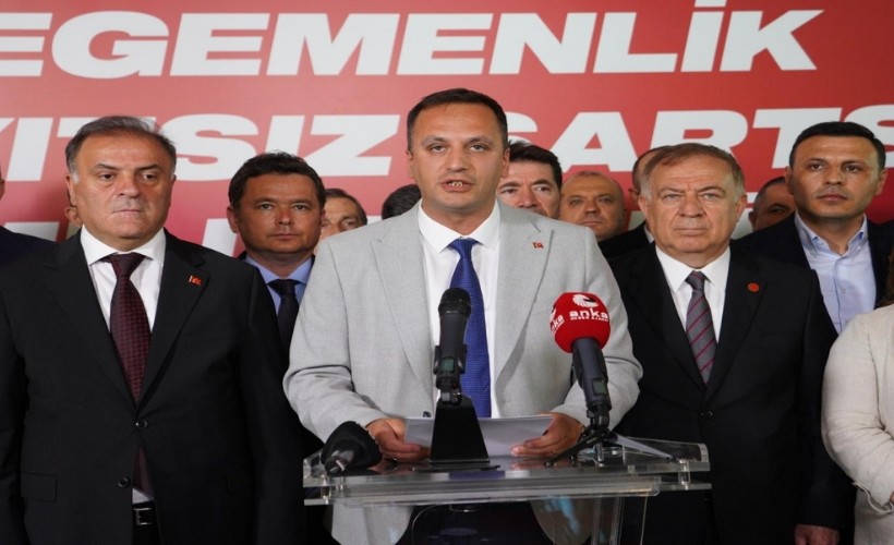 Dayanışma toplantısının sonuç bildirgesini Başkan Ömer Eşki okudu: ‘Cezalandırılan Ekrem Başkan değil halk!’