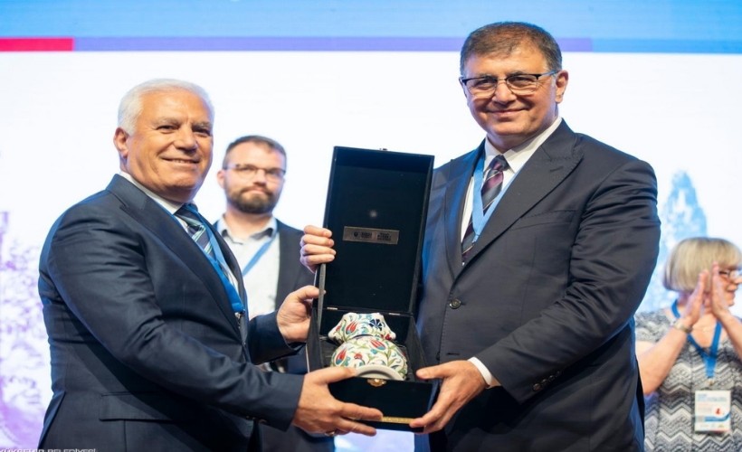 Şehirlerarası Sağlık Zirvesi'ne Tugay'da katıldı: Kentlerin gelişimi için ortak adım