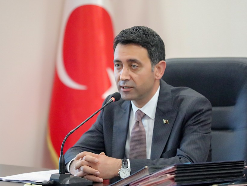 Bayraklı’da gergin meclis: 'Hangi AKP'li böyle gözaltına alınmış