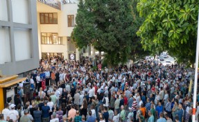 Tutuklu başkan için belediyeye akın ettiler: 'Manavgat'ı teslim etmeyeceğiz'