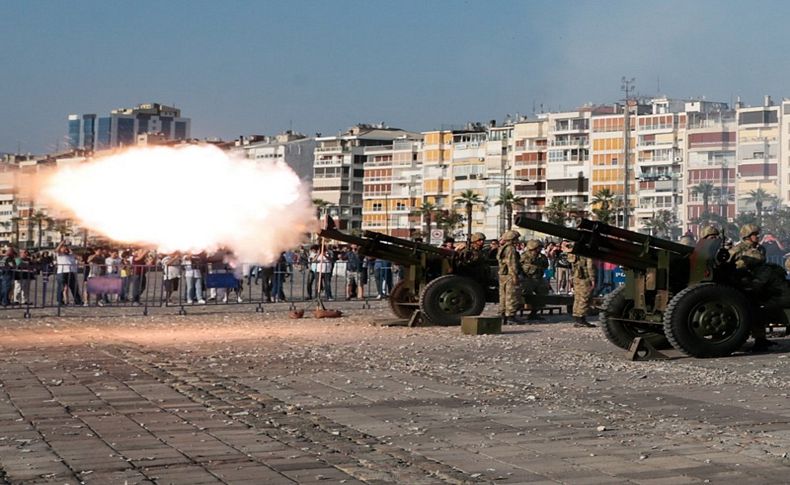 İzmir'de Cumhurbaşkanı Erdoğan için 101 pare top atışı yapıldı