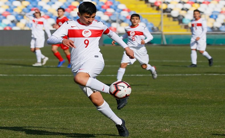 14 Yaş Altı Futbol Milli Takımı seçmelerine İzmir'de devam edildi