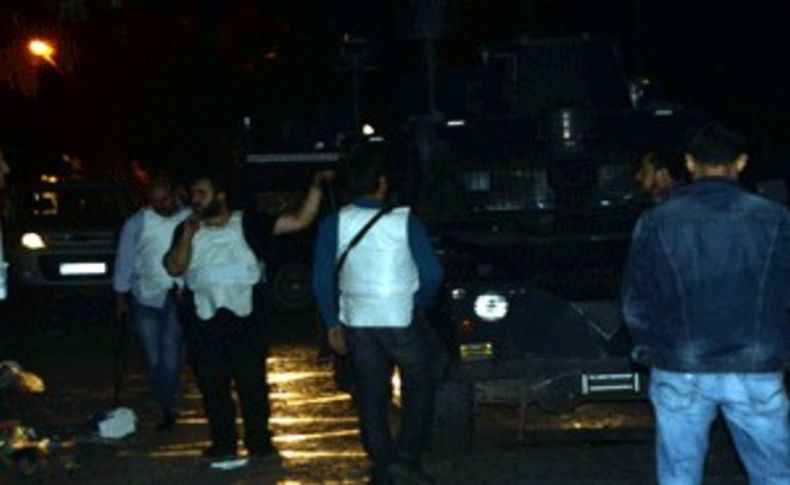 Diyarbakır’da yol kapatan göstericiler ateş açtı: 1 polis yaralı