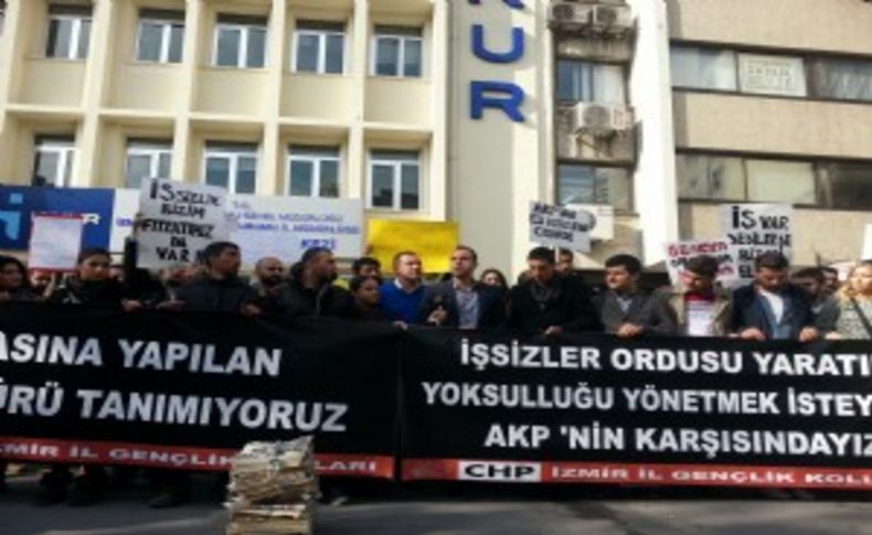 CHP'li gençlerden işsizliğe tiyatrolu pankartlı tepki