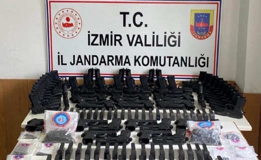 İzmir'de jandarmadan silah deposuna baskın