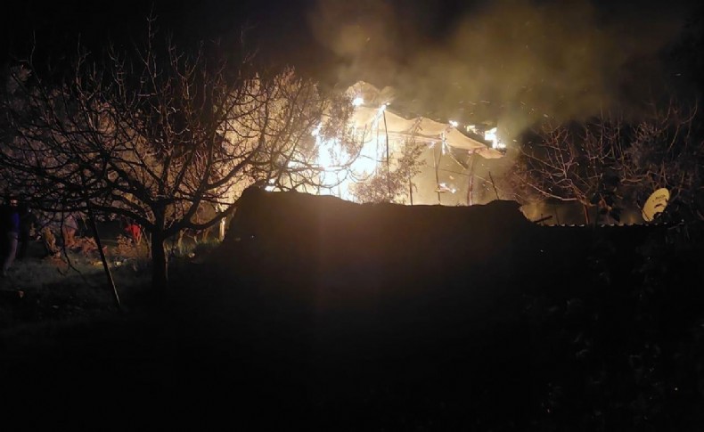 İzmir’de sobadan çıkan yangında bir ev alev alev yandı