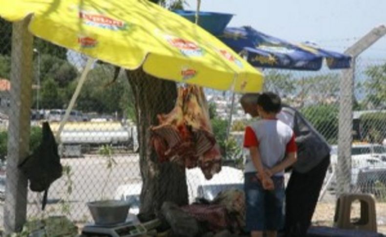 40 derece sıcakta sokakta et satışı