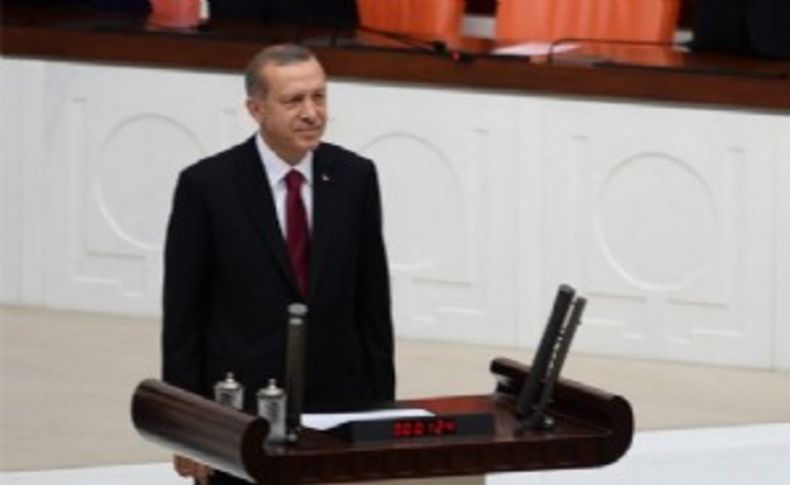 Erdoğan yemin etti...TBMM Başkanı'na iç tüzük fırlatıldı