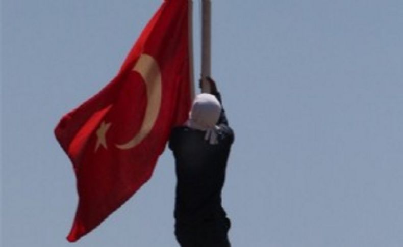 Türk bayrağını indiren sanığın cezası belli oldu