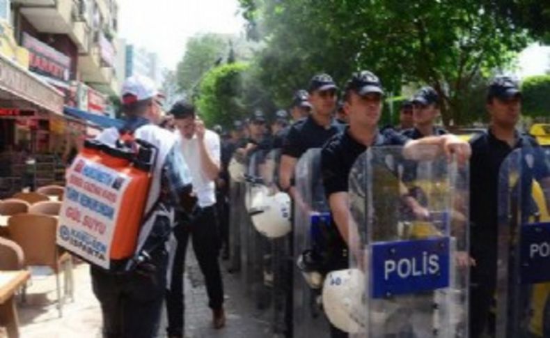 İlginç protesto: Polise gül suyu sıktı!