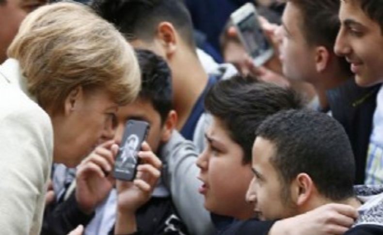 Merkel, telefonda Atatürk'ün fotoğrafını görünce...