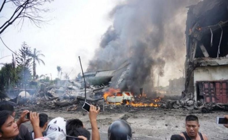 Endonezya'da uçak evlerin üzerine düştü:  En az 116 ölü